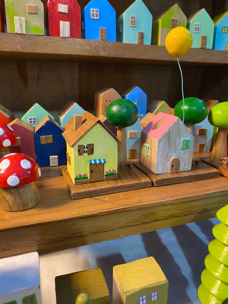ระบายสีบ้านไม้ที่ศาลิลป์ พัทยา